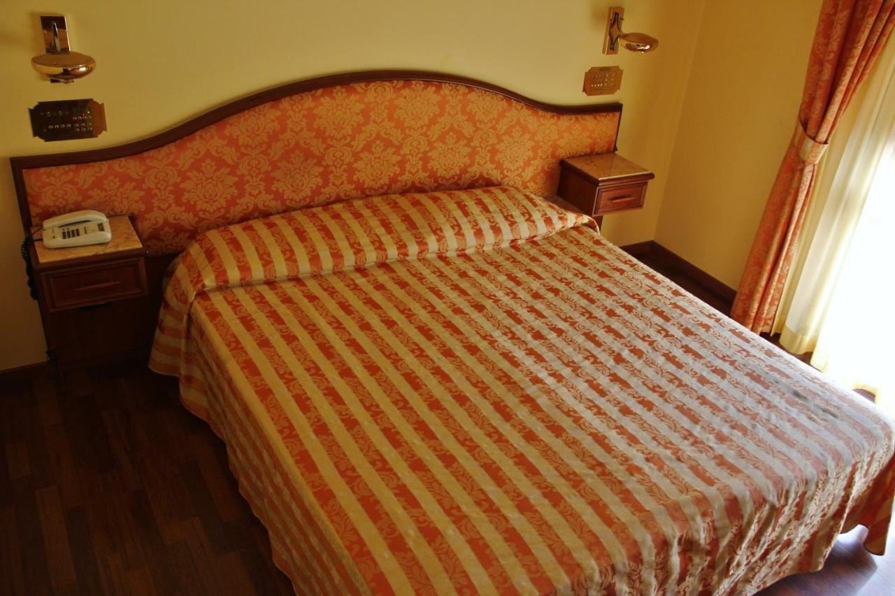 Hotel Valdaso Pedaso Buitenkant foto