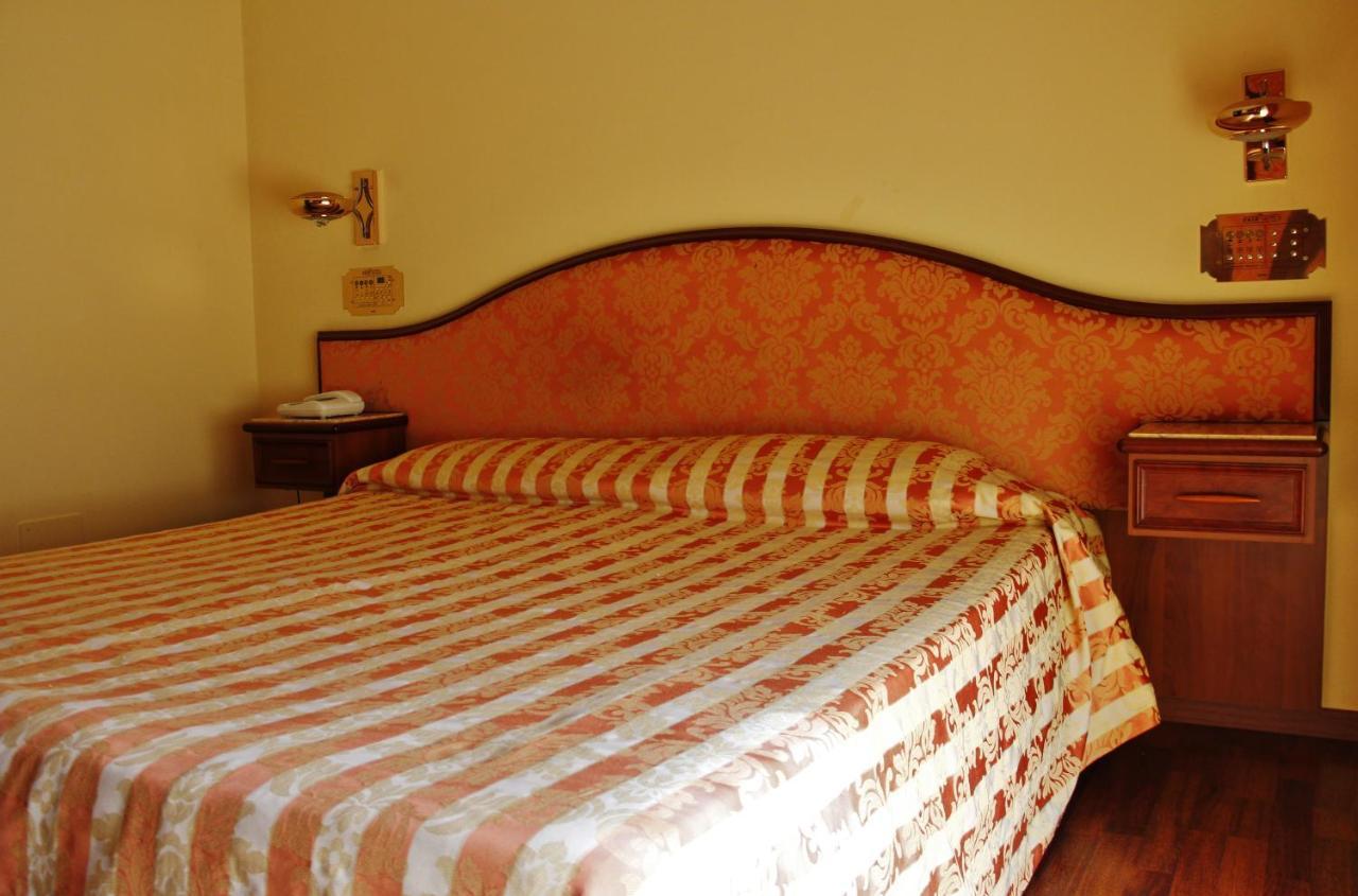 Hotel Valdaso Pedaso Buitenkant foto